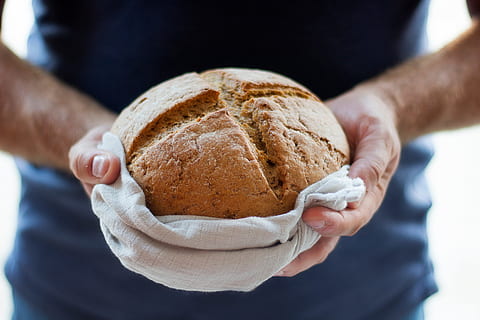 coace, biscuiți, fursecuri, coacere, gătire, bucătar, alimente, desert, dulciuri, maro, piaţă, vinde, vendorpastry, oameni, om, umană, mână, mancare si bautura, o persoana, deținere, partea corpului uman, pâine, prospeţime, coacerea pâinii, în interior, a închide, midsection, adult, bunăstare, să se concentreze asupra primelor elemente, brutărie, mâncat sănătos, felie de paine, preparare, 5K, CC0, domeniu public, fără drepturi de autor