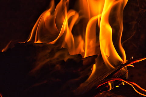 foc, a arde, Fierbinte, flacără, jăratic, căldură, Heiss, foc de tabără, portocale, strălucire, foc deschis, tapet, ardere, temperatura - temperatură, foc - fenomen natural, natură, a închide, nici o persoana, fundaluri, studio shot, comunicare, Fundal negru, semn, culoare neagră, mişcare, abstract, roșu, semn de avertizare, culoare portocalie, lemn - material, infern, curgere, 5K, CC0, domeniu public, fără drepturi de autor