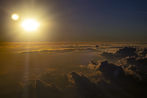 núvols nimbus, flamarada, núvol, cel, llum, posta de sol, temps, Cúmulus, naturalesa, a l'aire lliure, sol, aire, aèria, llum solar, núvols, tempesta, volant, hora daurada, per sobre dels núvols, cloudscape, bellesa a la natura, escenics - natura, escena tranquil·la, tranquil·litat, núvol - cel, idíl·lic, aigua, cap gent, mar, escena no urbana, horitzó sobre l’aigua, horitzó, color taronja, brillant, lluminós, 4K, CC0, domini públic, lliure de regalies