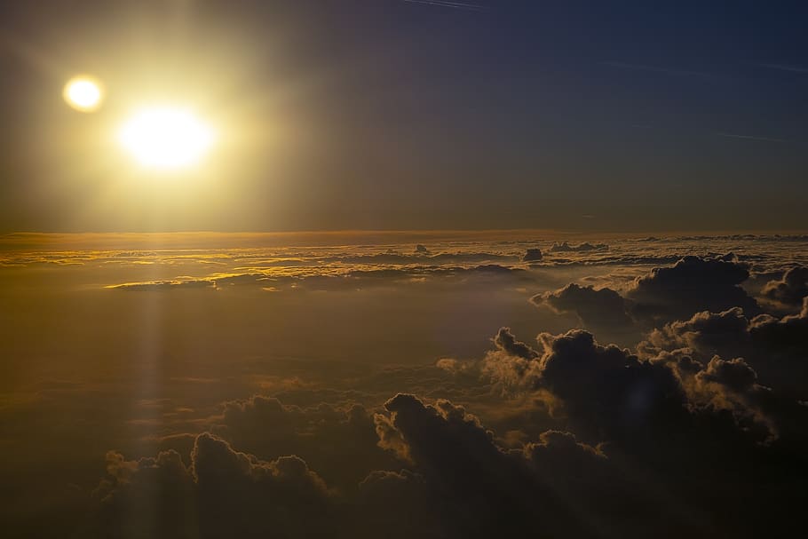 núvols nimbus, flamarada, núvol, cel, llum, posta de sol, temps, Cúmulus, naturalesa, a l'aire lliure, sol, aire, aèria, llum solar, núvols, tempesta, volant, hora daurada, per sobre dels núvols, cloudscape, bellesa a la natura, escenics - natura, escena tranquil·la, tranquil·litat, núvol - cel, idíl·lic, aigua, cap gent, mar, escena no urbana, horitzó sobre l’aigua, horitzó, color taronja, brillant, lluminós, 4K