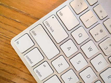 hvidt computer tastatur, tæt på, tastatur, mac, indendørs, høj vinkel visning, meddelelse, ingen mennesker, tekst, bord, papir, teknologi, forbindelse, træ - materiale, computer del, vestlige script, hvid farve, computer, computer tastatur, computerudstyr, computer nøgle, mønster, 4K, CC0, offentligt domæne, royaltyfrie