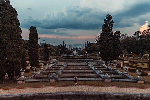dona, de peu, camp, blau, cel, arquitectura, edifici, núvols, la llum del dia, exterior, famós, famós punt de referència, jardí, herba, referència, paisatge, llums, monument, parc, escènic, vista, visites turístiques, pedres, turisme, arbres, urbà, núvol - cel, estructura construïda, destinacions de viatge, naturalesa, història, el passat, viatjar, persones reals, dones, arbre, exterior de l'edifici, homes, adult, activitat d'oci, estils de vida, grup de persones, persones incidentals, a l'aire lliure, civilització antiga, 5K, CC0, domini públic, lliure de regalies