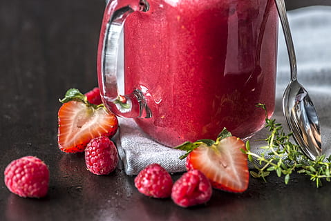 maduixa, clar, gerro de vidre, baia, begudes, fred, guai, deliciós, beure, frappe, fresc, frescor, fruita, vidre, saludable, herbes, suc, sucós, macro, baies mixtes, natural, nutrients, nutrició, nutritiu, orgànic, vermell, refrescant, romaní, batut, natura morta, saborós, fruites de baies, menjar, menjar i beguda, alimentació saludable, benestar, a l'interior, gerds, cap gent, primer pla, estil de vida saludable, contenidor, jar, full, vegetals, antioxidant, herba, madur, fons negre, 4K, CC0, domini públic, lliure de regalies