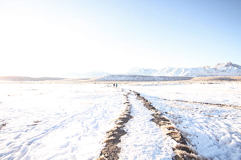 schneebedeckter Boden, Natur, draußen, Schnee, Winter, Vereinigte Staaten, Mammutseen, Eis, Sonnenlicht, Berg, Person, Mensch, Mammut-, Berge, Kalifornien, Gehen, Paar, Menschen, Plateau, Land, Landschaft, kalte Temperatur, Szenen - Natur, Himmel, Schönheit in der Natur, ruhige Szene, Umgebung, Tag, klarer Himmel, Ruhe, kopieren sie platz, Nicht-städtische Szene, weiße Farbe, Gebirge, keine Leute, schneebedeckter Berg, 5K, CC0, gemeinfrei, lizenzfrei