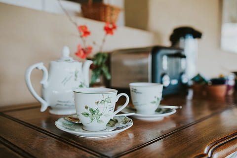 overfladisk, fokus fotografering, kedel, tekopper, kop, underkop, bord, køkken, bone china, ske, drikke, drik, brødrister, cafe, kaffebar, restaurant, indretning, coffeeshop, indendørs, hus, te tid, kaffe, te, varme - temperatur, morgen, kaffe - drikke, Brun, træ - materiale, morgenmad, tæt på, baggrunde, ingen mennesker, espresso, hvid, kaffekop, koffein, 5K, CC0, offentligt domæne, royaltyfrie