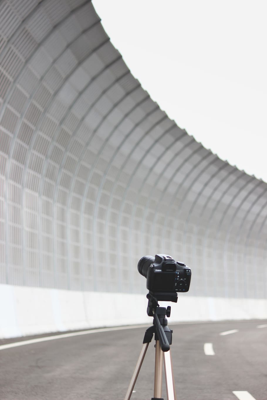 melns, kameru, stāvēt, statīvs, elektronika, fotogrāfs, fotogrāfija, foto, šosejas, canon, iela, nikon, videokamera, kameras objektīvs, teleskops, zivs acs, ēka, binokļi, objektīva vāciņš, arhitektūra, gājējs, condo, tehnoloģijas, fotografēšanas tēmas, kameras - fotoiekārtas, uzbūvēta struktūra, nav cilvēku, pilsēta, prombūtne, ēkas ārpuse, ārā, fotografēšanas iekārtas, savienojumu, moderns, dienā, koncentrēties uz jaunajām zināšanām, kopēt vietu, komunikāciju, digitālā kamera, 5K