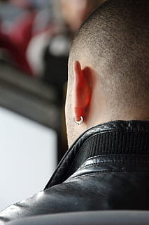 , tæt på, ørering, mand, øre, hoved, ring, menneskelig kropsdel, en person, kropsdel, rigtige mennesker, indendørs, selektiv fokusering, menneskelige ben, herrer, livsstil, sko, dag, personlige perspektiv, lavt afsnit, fritidsaktivitet, voksen, bil, fokus på forgrunden, uigenkendelig person, menneskelig lem, menneskelige fod, jeans, læder, 720P, CC0, offentligt domæne, royaltyfrie