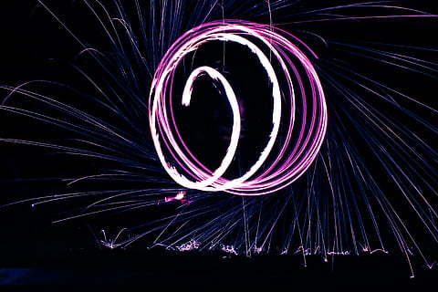 rose, blanc, LED, illustration lumineuse, foncé, lumière, nuit, laps de temps, illuminé, longue exposition, mouvement, embrasé, la créativité, peinture claire, mouvement flou, modèle, culture artistique et divertissement, laine de fil, personne, lumière - phénomène naturel, sentier lumineux, spirale, abstrait, filage, forme, cercle, feu d'artifice, violet, des étincelles, fond noir, feu d'artifice - objet fabriqué par l'homme, 5K, CC0, domaine public, libre de droits