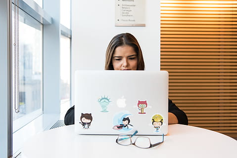 mulher usando macbook, codificação, computador, desenvolvedor, desenvolvimento, nômade digital, Óculos, óculos, menina, git, github, computador portátil, programador, programação, trabalho remoto, sério, tecnologia, mulher, trabalhando, mesa, uma pessoa, Tiros na Cabeça, retrato, comunicação, adulto, dentro de casa, mulheres, vista frontal, cabelo castanho, tecnologia sem fio, adulto jovem, o negócio, conexão, sentado, usando laptop, usando o computador, Penteado, 5K, CC0, domínio público, royalty free