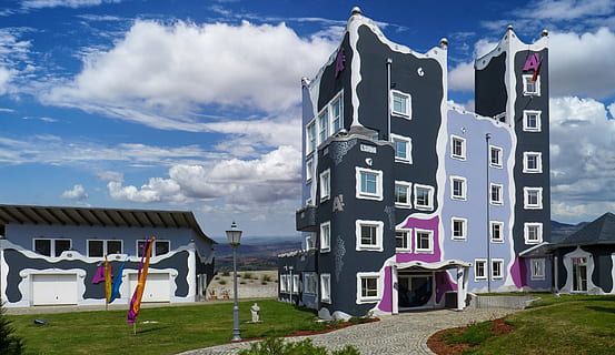 construcció, arquitectura, mantenir, edifici, urbà, ciutat, estructura construïda, cel, exterior de l'edifici, casa, núvol - cel, naturalesa, herba, dia, barri residencial, terra, cap gent, transport, a l'aire lliure, planta, blau, paisatge, luxe, 5K, CC0, domini públic, lliure de regalies