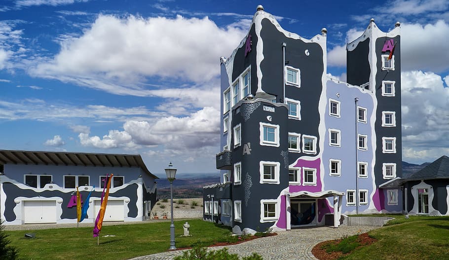 construcció, arquitectura, mantenir, edifici, urbà, ciutat, estructura construïda, cel, exterior de l'edifici, casa, núvol - cel, naturalesa, herba, dia, barri residencial, terra, cap gent, transport, a l'aire lliure, planta, blau, paisatge, luxe, 5K