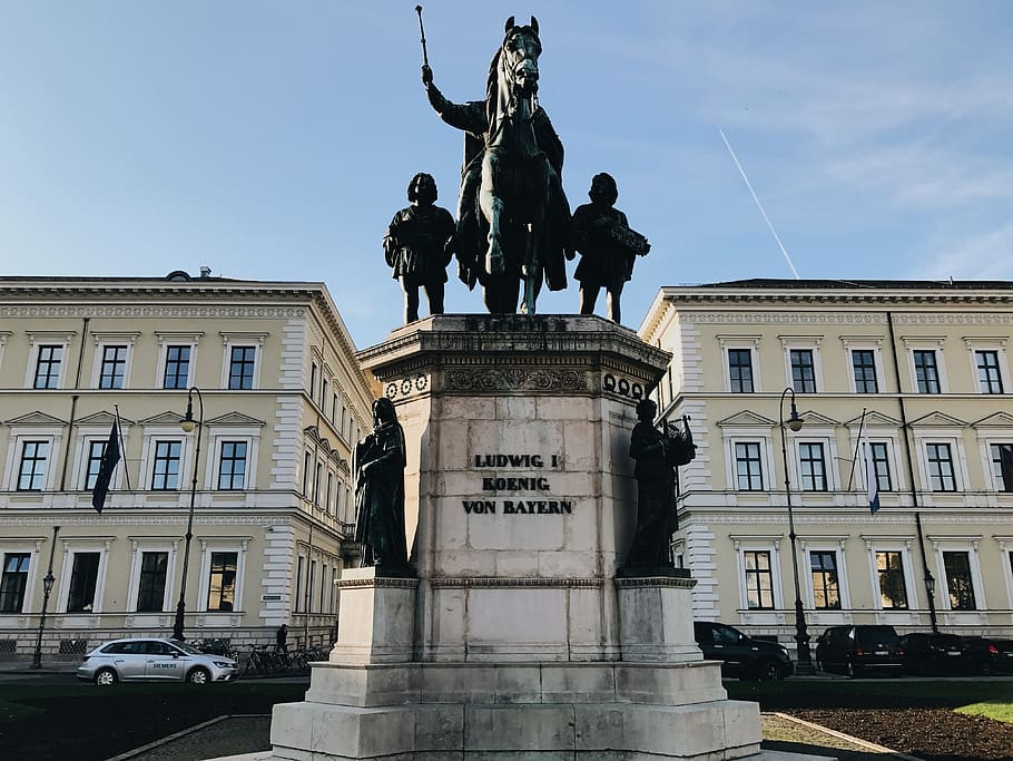 munich, Alemanya, odeonsplatz, arquitectura, edifici, hipster, escultura, estàtua, representació, representació humana, art i artesania, semblança masculina, estructura construïda, exterior de l'edifici, creativitat, cel, vista d’angle baix, memorial, monument, naturalesa, dia, ciutat, destinacions de viatge, viatjar, cap gent, a l'aire lliure, govern, 4K