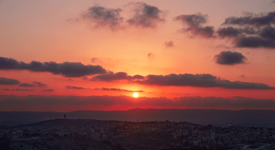solnedgang, himmel, skyer, by, udsigt, landskab, farver, sol, Perfekt, landsby, huse, sky - himmel, orange farve, skønhed i naturen, arkitektur, scenics - natur, natur, bybilledet, bygning udvendig, ingen mennesker, bygget struktur, ro, miljø, udendørs, sollys, idyllisk, romantisk himmel, 5K