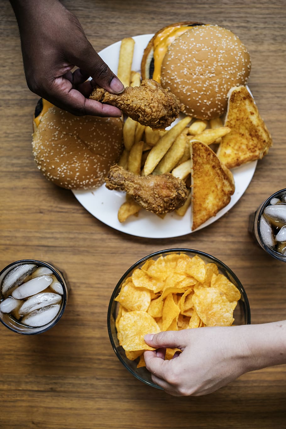 dos, gent, celebració, xips, fregit, pollastre, hamburguesa, cheeseburger, colesterol, palanca, menjar, menjar ràpid, patates fregides, pollastre fregit, greixós, mans, menjar escombraria, nutrició, placa, entrepà, aperitius, saborós, mà humana, mà, una persona, menjar i beguda, part del cos humà, persones reals, menjar poc saludable, a l'interior, estils de vida, frescor, taula, llest per menjar, part del cos, persona irreconeixible, dit, berenar, preparar el menjar, 5K