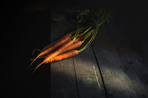 appelsin gulerødder meget, bord, gulerod, grøntsag, skygge, lys, flok, veganer, vegetarisk, sund og rask, organisk, høst, mørk, humør, madfotografering, stilleben, mad, friskhed, landbrug, træ - materiale, rod, rustik, Vegetarmad, sund kost, moden, natur, baggrunde, rå fødevarer, madlavning, afgrøde, tæt på, ingrediens, gård, ingen mennesker, slankekure, grøn farve, rød, gul, plante, efterår, blad, 4K, CC0, offentligt domæne, royaltyfrie