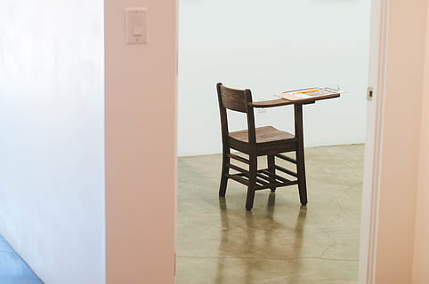 escriptori, escola, aprenentatge, aprendre, educació, habitació, classe, aula, escriure, cadira, seient, a l'interior, taula, buit, mobles, absència, sòls, porta, material de fusta, entrada, interior de casa, cap gent, arquitectura, dia, edifici, tamboret, habitació domèstica, estructura construïda, sòl de rajoles, 4K, CC0, domini públic, lliure de regalies
