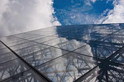 wolk, architectuur, hemel, zonlicht, dak, wolkenkrabber, reflectie, toren, facade, blauw, daglichttoetreding, aardatmosfeer, outdoor structuur, ingebouwde structuur, wolk - lucht, buitenkant van het gebouw, stad, glas - materiaal, gebouw, natuur, dag, lage hoekweergave, geen mensen, modern, kantoorgebouw buitenkant, buitenshuis, kantoor, glas, 2K, CC0, publiek domein, royaltyvrij