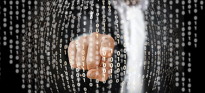 Rete, binario, nullo, uno, dito, toccare, uomo d'affari, sociale, media, contatto, schermo, tecnologia, comunicazione, connessione, elettronica, dati, digitando, ingresso, informazione, parte del corpo umano, mano umana, mano, Internet, una persona, rete di computer, parte del corpo, uomini, adulto, girato in studio, maschi, questioni sociali, cyberspazio, sicurezza, Crimine informatico, volto umano, esclusione, 5K, CC0, dominio pubblico, privo di copyright