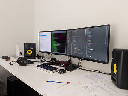 la programmation, bataille, pc, codage, La technologie, ordinateur, table, équipement informatique, lien, moniteur d'ordinateur, la communication, ordinateur de bureau, à l'intérieur, meubles, personne, Technologie sans fil, Bureau, la musique, affaires, l'Internet, équipement, clavier, 4K, CC0, domaine public, libre de droits