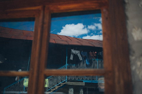 clasificado, ropa, colgado, cuerda, casa, luz, arquitectura, estructura construida, nube - cielo, cielo, ventana, día, exterior del edificio, edificio, nadie, naturaleza, vista de ángulo bajo, material de vidrio, material de madera, al aire libre, metal, reflexión, azul, enfoque selectivo, 5K, CC0, dominio público, libre de derechos