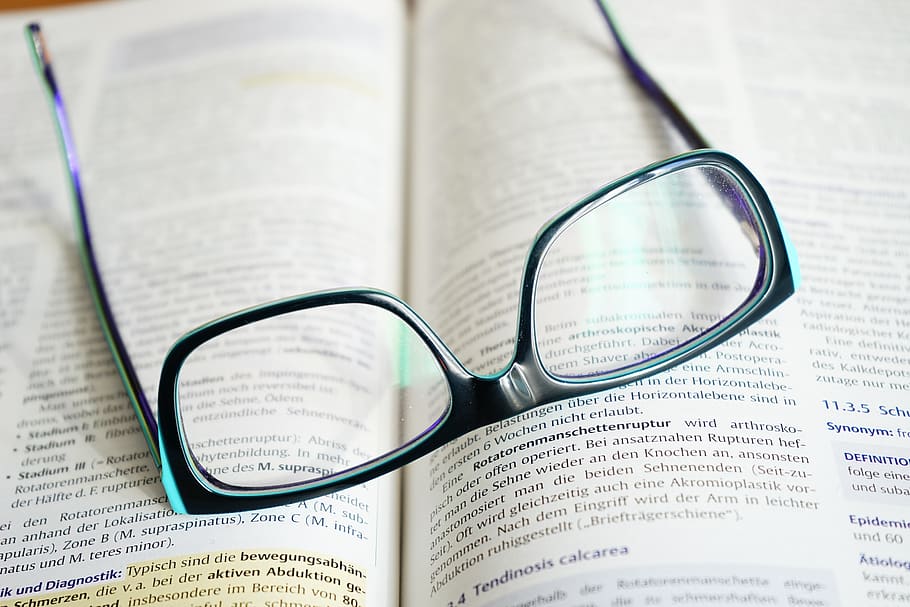 negre, emmarcat, ulleres, llibre, pàgines de llibres, composició, document, educació, Font, informació, coneixement, aprendre, aprenentatge, literatura, pàgines, llegir, lectura, ulleres de lectura, recerca, estudiar, saviesa, paraules, escriure, gots, publicació, paper, natura morta, vidre - material, text, primer pla, a l'interior, cap gent, transparent, pàgina, obert, centrar-se en primer pla, vista, comunicació, experiència, taula, accessori personal, 5K