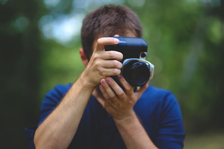 uomo che prende foto, telecamera, fotografo, Fotografare, temi fotografici, detenzione, macchina fotografica - attrezzatura fotografica, una persona, tecnologia, concentrarsi sulle conoscenze acquisite, uomini, persone reali, colpo alla testa, attrezzatura fotografica, abbigliamento casual, attività, attività di svago, vista frontale, ritratto, giorno, stili di vita, occupazione, Camera digitale, all'aperto, volto oscurato, 5K