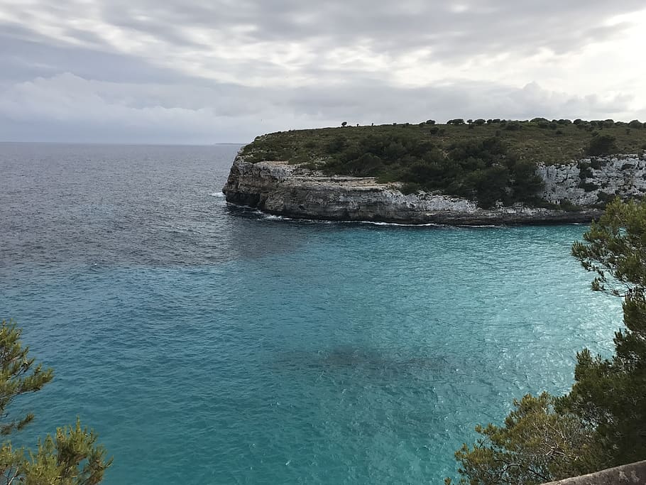 spanien, Manacor, vand, hav, himmel, skønhed i naturen, sky - himmel, scenics - natur, klippe, rock-objekt, rolig scene, ro, solid, natur, rock formation, jord, dag, ingen mennesker, idyllisk, ikke-urbane scene, strand, horisont over vand, udendørs, turkisfarvet, klippekyst, eroderet, 4K