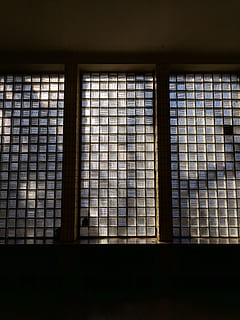 geschlossene Fenster, Wohnkultur, Vorhang, Fensterschatten, Sonne, minimalistisch, Fenster, Strahl, warm, Bildfenster, die Architektur, Gebäude, Gitter, Licht, Fackel, Backstein, Verschluss, Dachfenster, Wand, Silhouette, Gehweg, drinnen, keine Leute, Muster, Sicherheit, Glas - Material, Schutz, gebaute Struktur, Tag, transparent, Geometrische Figur, Maschendraht, Hintergründe, Metall, Glas, kreuz und quer, 4K, CC0, gemeinfrei, lizenzfrei