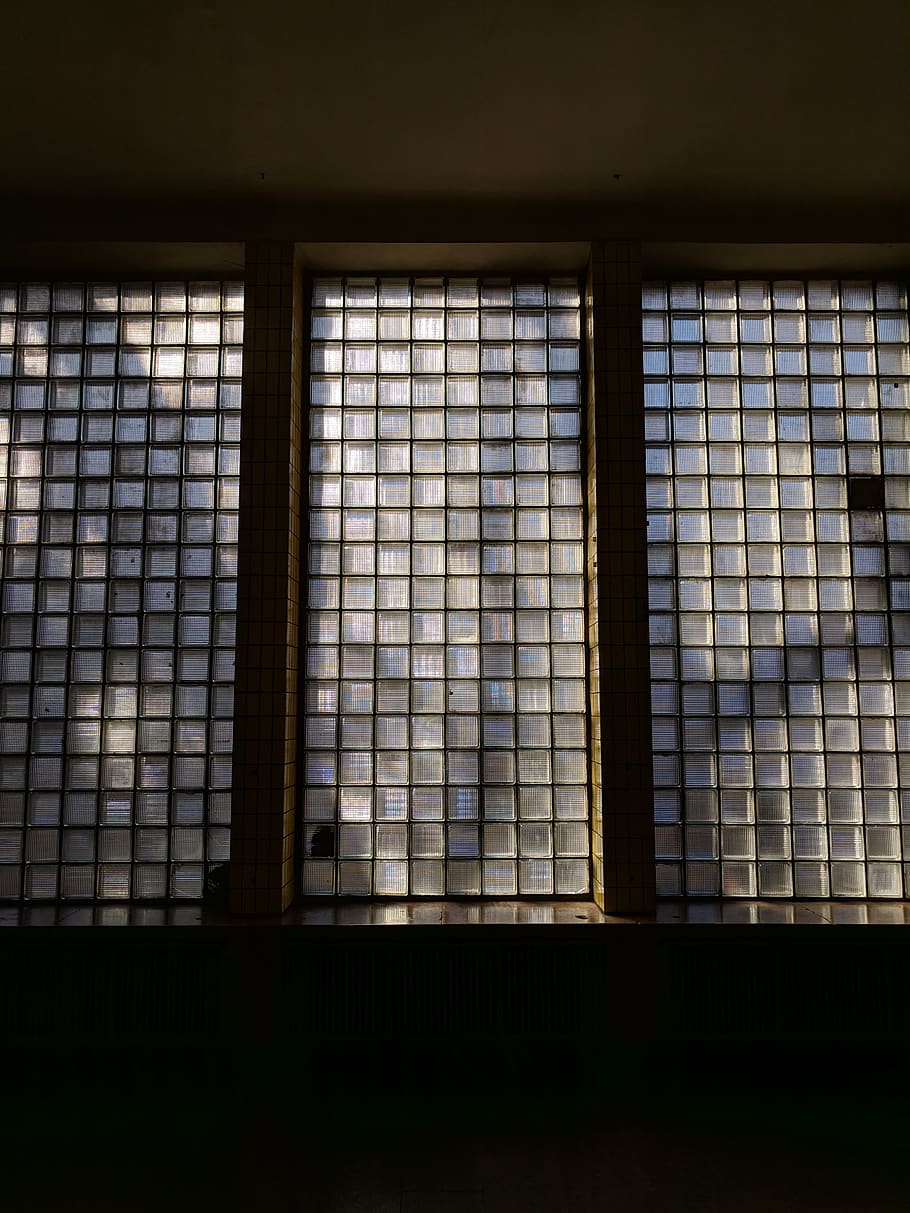 geschlossene Fenster, Wohnkultur, Vorhang, Fensterschatten, Sonne, minimalistisch, Fenster, Strahl, warm, Bildfenster, die Architektur, Gebäude, Gitter, Licht, Fackel, Backstein, Verschluss, Dachfenster, Wand, Silhouette, Gehweg, drinnen, keine Leute, Muster, Sicherheit, Glas - Material, Schutz, gebaute Struktur, Tag, transparent, Geometrische Figur, Maschendraht, Hintergründe, Metall, Glas, kreuz und quer, 4K
