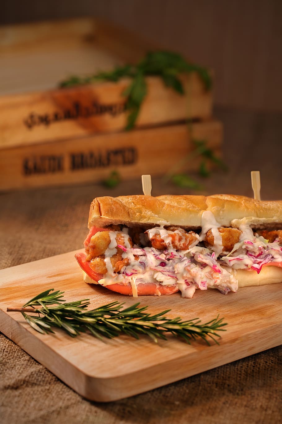 bollo hot dog, marró, superfície, fons borrós, pa, primer pla, deliciós, menjar ràpid, menjar, saludable, carn, romaní, entrepà, saborós, fusta, menjar i beguda, frescor, taula, material de fusta, a l'interior, llest per menjar, alimentació saludable, natura morta, benestar, cap gent, vegetals, mida de la porció, taula de tallar, enfocament selectiu, centrar-se en primer pla, carn de porc, decorar, temptació, safata, 5K