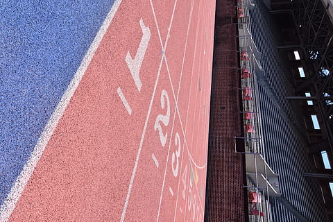først, sekund, tredje, startlinje, målstregen, Start, linje, philadelphia, universitetsby, UPenn, franklin-feltet, University of Pennsylvania, philly, spore, spor og felt, historie, historisk, Mark, stadion, første plads, løbebane, sport, skilt, vej, ingen mennesker, sport spor, dag, høj vinkel visning, udendørs, konkurrence, tekst, nummer, symbol, meddelelse, rød, vejledning, retning, lyserød farve, hvid farve, skillelinje, 5K, CC0, offentligt domæne, royaltyfrie