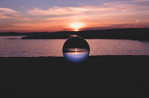 silhuetfotografi, bold, baggrundsbelyst, strand, skyer, krystal, krystalkugle, glas, gylden sol, natur, naturskøn, himmel, sol, solopgang, solnedgang, vand, scenics - natur, skønhed i naturen, hav, sky - himmel, orange farve, ro, rolig scene, jord, ingen mennesker, idyllisk, silhuet, afspejling, ikke-urbane scene, sfære, udendørs, 5K, CC0, offentligt domæne, royaltyfrie