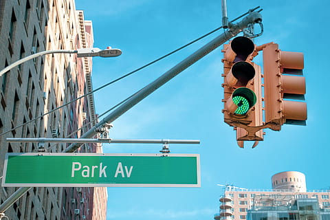 geel verkeerslicht, licht, Verenigde Staten, hulpprogramma pool, symbool, geel, Laan, New York City, Parklaan, straatlantaarn, stad, verkeer, New York, straat bord, teken, stoplicht, verkeersbord, bouwkraan, buurt, stedelijk, gebouw, lage hoekweergave, communicatie, architectuur, hemel, de begeleiding, dag, natuur, weg, ingebouwde structuur, buitenkant van het gebouw, verkeerssignaal, tekst, reizen, buitenshuis, richting, richtingsteken, geen mensen, kantoorgebouw buitenkant, 5K, CC0, publiek domein, royaltyvrij