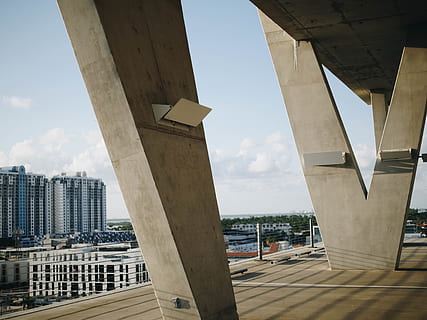 edificio in cemento grigio, architettura, struttura costruita, esterno dell'edificio, cielo, città, giorno, natura, costruzione, acqua, nuvola - cielo, nessuno, colonna architettonica, ponte, Torre, mezzi di trasporto, connessione, edificio per uffici esterno, ponte - struttura fatta dall'uomo, all'aperto, paesaggio urbano, grattacielo, calcestruzzo, 4K, CC0, dominio pubblico, privo di copyright