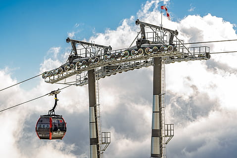 funivia grigia, sciatore, la neve, inverno, funivia, montagna dei tatra, nuvola - cielo, cielo, Inquadratura dal basso, industria, sviluppo, giorno, gru - macchine edili, natura, macchinario, industria di costruzioni, sito di costruzione, all'aperto, persone reali, struttura costruita, architettura, mezzi di trasporto, macchine da cantiere, fumo - struttura fisica, persona irriconoscibile, equipaggiamento industriale, 4K, CC0, dominio pubblico, privo di copyright
