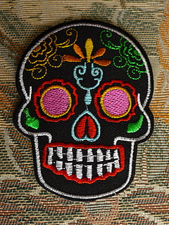 tengkorak, penuh warna, tekstil, tambalan, seni dan kerajinan, multi-warna, kreativitas, kerajinan, tidak ada orang, pola, merapatkan, wol, dalam ruangan, Desain, rajutan, produk needlecraft, pola bunga, produk kerajinan, masih hidup, tepat di atas, bentuk, perwakilan, wajah tersenyum antropomorfik, sulaman, 2K, CC0, domain publik, bebas royalti