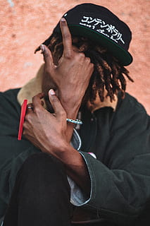 uomo, indossare, nero, bianca, attrezzato, berretto, avvicinamento, copertina, dreadlocks, moda, capelli, acconciatura, mani, cappello, bastonatura, maschio, persona, servizio fotografico, ritratto, stile, persone reali, persone, uomini, seduta, comunicazione, in casa, adulto, due persone, questioni sociali, occupazione, stili di vita, maschi, abbigliamento casual, retrovisore, detenzione, tecnologia, attività di svago, 2K, CC0, dominio pubblico, privo di copyright