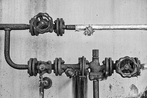 Rohre, alt, krank, rostig, Schwarz-Weiss, Fabrik, metallisch, Rost, Ventil, die Architektur, retro, Industrie, Metall, Nahansicht, keine Leute, Sicherheit, Steuerung, Maschinen, Tag, Schutz, Verbindung, Maschinenteil, drinnen, Maschinenventil, Tür, Eingang, Griff, Eisen - Metall, verriegeln, 5K, CC0, gemeinfrei, lizenzfrei