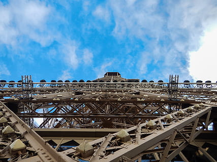 budowa, wieża, eifel, od spodu, poniżej, niebieski, Paryż, chmury, eiffel, pariz, niebieskie niebo, Francja, w górę, Park rozrywki, rusztowanie, pojazd, samolot, transport, drewno, architektura, zbudowana struktura, niebo, chmura - niebo, na zewnątrz budynku, cele podróży, dzień, Miasto, Natura, podróżować, niski kąt widzenia, turystyka, żadnych ludzi, historia, metal, przeszłość, na dworze, most, 4K, CC0, domena publiczna, darmowe zdjęcia