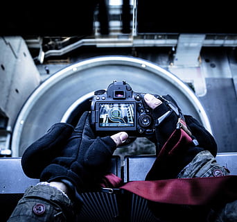 persoon, bezit, zwart, dslr camera, camera, gevangen nemen, tonen, dslr, versnelling, handen, hoge hoek schot, fotograaf, weg, scherm, straat, technologie, vervoer, wijze van transport, auto, landvoertuig, voertuig interieur, echte mensen, een persoon, motorvoertuig, reizen, mannen, dag, stad, focus op de voorgrond, detailopname, binnenshuis, activiteit, levensstijlen, zittend, 2K, CC0, publiek domein, royaltyvrij