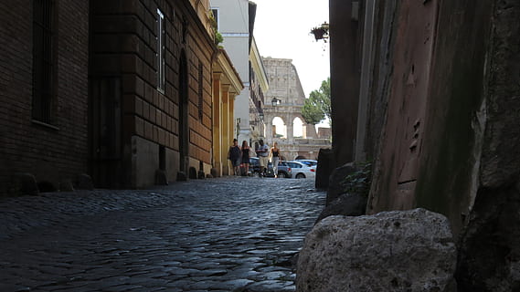 colosseo, architettura, esterno dell'edificio, struttura costruita, costruzione, città, persone accessorie, natura, giorno, strada, acqua, roccia, quartiere residenziale, cielo, all'aperto, direzione, solido, la strada davanti, vicolo, roccia - oggetto, 4K, CC0, dominio pubblico, privo di copyright