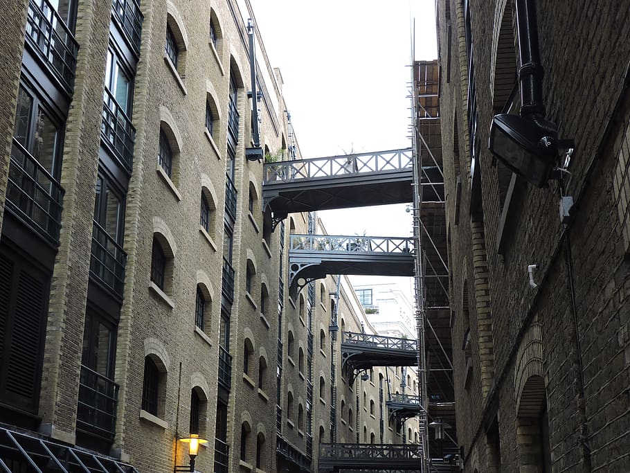 molls, Londres, estructura construïda, arquitectura, exterior de l'edifici, edifici, ciutat, vista d’angle baix, cel, dia, barri residencial, cap gent, finestra, a l'aire lliure, naturalesa, cel clar, transport, pont, carrer, pont - estructura feta per l'home, passarel·la elevada, apartament, gratacels, 4K