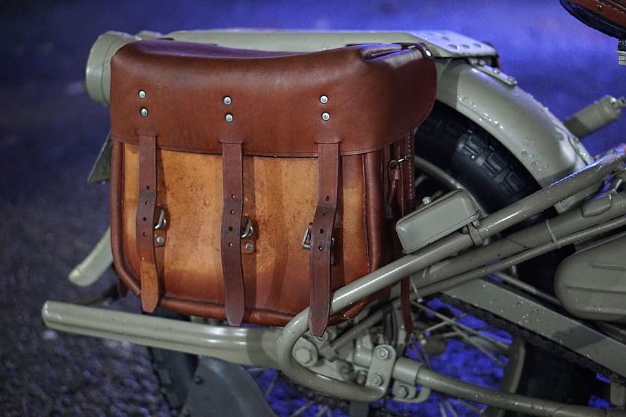 Taška, boční vak, vlečka, nikdo, detail, zaměřit se na popředí, den, kov, přeprava, venku, cestovat, technologie, způsob dopravy, jeden objekt, kufr, retro stylu, zavazadla, hudební nástroj, zařízení, umělecká kultura a zábava, stroje, hudební vybavení, muzeum, 5K