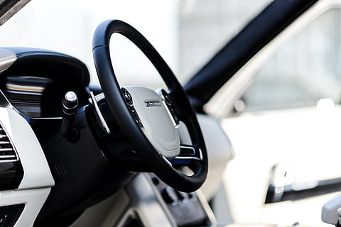 styre, styretøj, indre, rækkevidde, rover, jeep, bil, auto, automobil, transportere, sort, rig, skinne, ride, mærke, varemærke, transportmidler, transportform, tæt på, rat, fokus på forgrunden, ingen mennesker, motor køretøj, håndtere, land køretøj, rejse, udendørs, brændstof og elproduktion, dag, luksus, fly, tankning, udstyr, rigdom, instrumentbræt, hjul, læder, forurening, 1080P, CC0, offentligt domæne, royaltyfrie