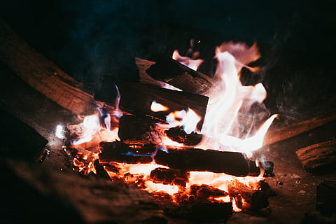 plamen, kouř, světlo, ember, Červené, barva, noc, teplý, zimní, oheň, dřevo, strom, hořící, teplota - teplota, požár - přírodní jev, dřevo - materiál, log, palivové dříví, Příroda, nikdo, pohyb, táborák, řeřavý, venku, detail, oranžová barva, událost, životní prostředí, 8K, CC0, veřejná doména, bez autorských práv