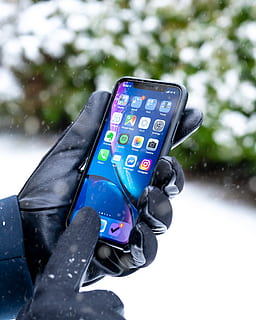 persona, utilitzant, espai, gris, iphone x, telèfon, electrònica, mòbil, telèfon mòbil, humà, iphone, naturalesa, a l'aire lliure, gel, neu, blanc, textura, gelades, accessoris, accessori, ulleres de protecció, tempesta, hivern, temps, persones reals, una persona, dia, centrar-se en primer pla, celebració, tecnologia, homes, activitat d'oci, esport, estils de vida, part del cos humà, mà humana, comunicació, persona irreconeixible, mà, nevar, 4K, CC0, domini públic, lliure de regalies