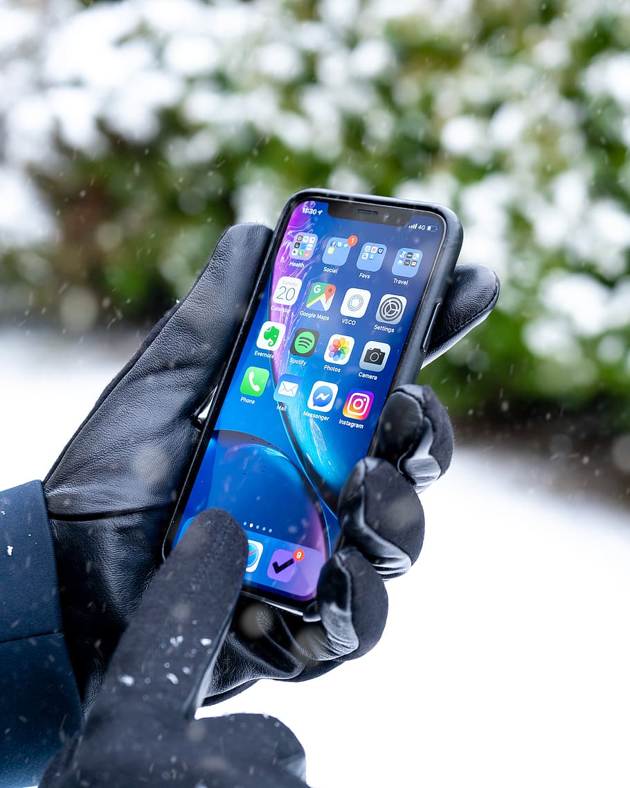 persona, utilitzant, espai, gris, iphone x, telèfon, electrònica, mòbil, telèfon mòbil, humà, iphone, naturalesa, a l'aire lliure, gel, neu, blanc, textura, gelades, accessoris, accessori, ulleres de protecció, tempesta, hivern, temps, persones reals, una persona, dia, centrar-se en primer pla, celebració, tecnologia, homes, activitat d'oci, esport, estils de vida, part del cos humà, mà humana, comunicació, persona irreconeixible, mà, nevar, 4K