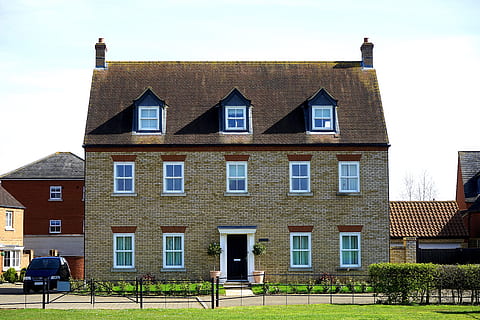 braun, Beton, Haus, schwarz, Auto, die Architektur, Ziegel, Gebäude, Tageslicht, Tür, Auffahrt, Eingang, Immobilien, Außen, Fassade, Vorderseite, Garten, Gras, Zuhause, Haus außen, Landschaftsbau, Rasen, Nachbarschaft, draußen, Eigentum, Grundeigentum, Residenz, Wohn, Dach, Himmel, Struktur, Dorf, Fenster, Hof, Gebäudehülle, gebaute Struktur, Wohngegend, Tag, Natur, keine Leute, Einfamilienhaus, Sonnenlicht, Vorder- oder Hinterhof, Vorort, Reihenhaus, Wohnung, Wohnsiedlung, 5K