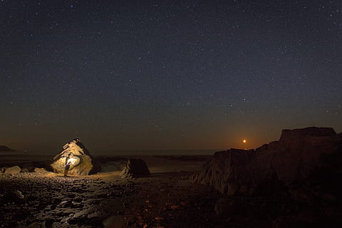 brun sten, natur, udendørs, pattedyr, dyreliv, dyr, løve, plads, ydre rum, univers, astronomi, nat, stjernetåge, Camping, bygning, stjernehimmel, ødemark, telt, Mælkevejen, landskabet, ly, stjerne - rum, himmel, scenics - natur, belyst, skønhed i naturen, stjerne, ingen mennesker, galakse, ro, rolig scene, stjerne felt, jord, klippe, rock-objekt, uendelighed, vand, mørk, rum og astronomi, 5K, CC0, offentligt domæne, royaltyfrie