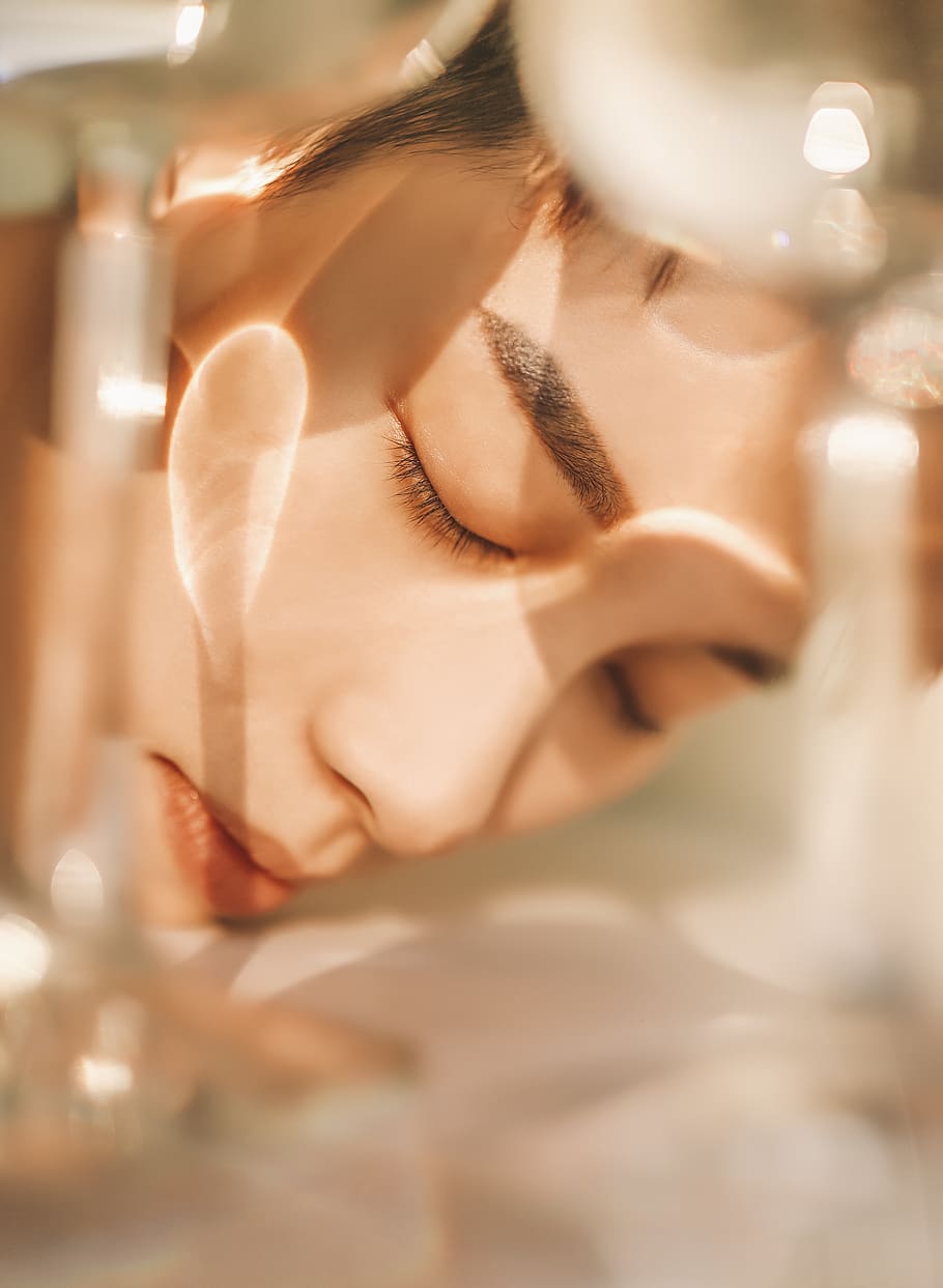 la faccia dell'uomo, una persona, in casa, ritratto, avvicinamento, colpo alla testa, donne, rilassamento, occhi chiusi, bella donna, bellezza, messa a fuoco selettiva, adulto, giovane adulto, parte del corpo umano, rinfresco, parte del corpo, cibo e bevande, stili di vita, volto umano, lusso, 4K